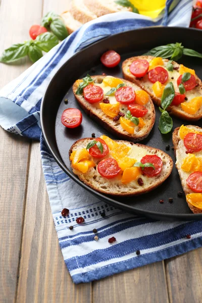 Bruschetta med tomater på panne – stockfoto