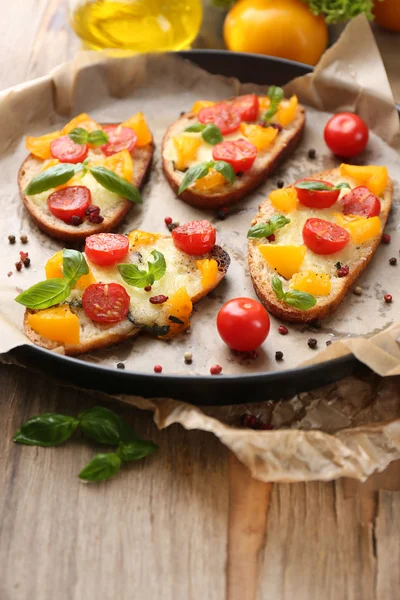 Bruschetta met tomaten op pan — Stockfoto