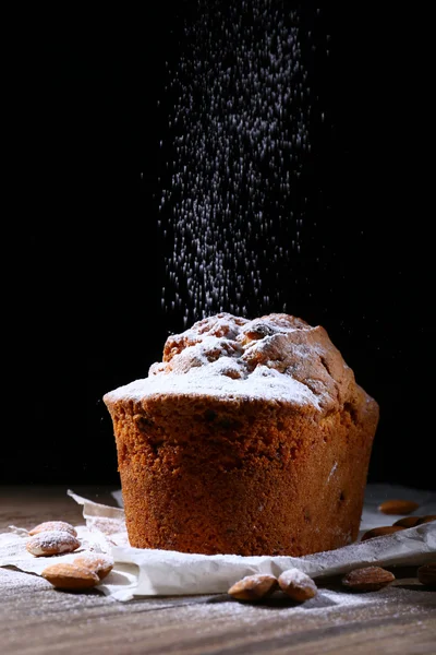 Sabroso pastel en la mesa sobre fondo negro — Foto de Stock