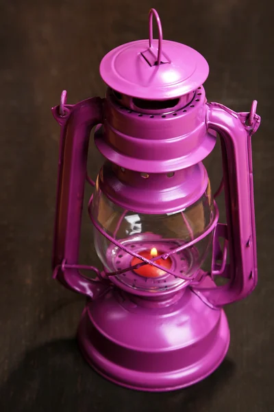 Lanterna colorata su sfondo di legno — Foto Stock
