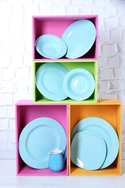 güzel parlak raflar ve sofra üzerinde ışık kutuları arka duvar