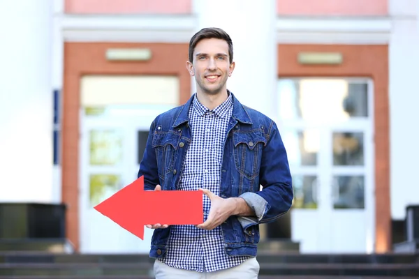 Mann mit Zeiger im Freien — Stockfoto