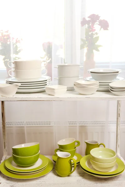 Různé nádobí na polici v interiéru — Stock fotografie