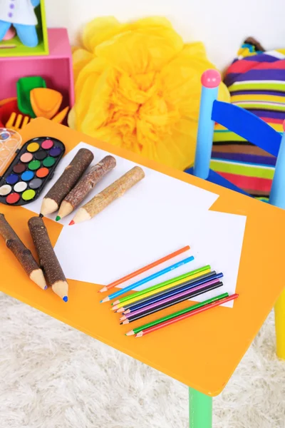 Klassenzimmer in der Schule. Buntstifte und Papier auf dem Tisch — Stockfoto