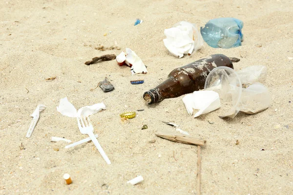 Poubelles sur la plage — Photo