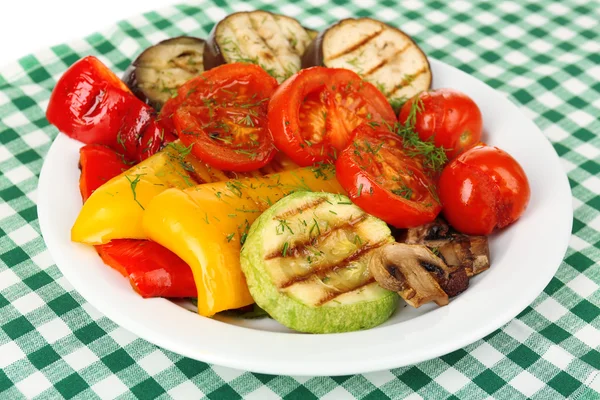 Deliciosas verduras a la parrilla en el plato en primer plano de la mesa — Foto de Stock