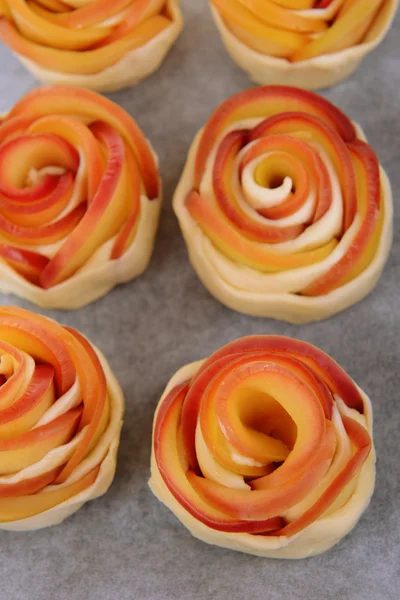 Pâtisserie feuilletée savoureuse aux roses en forme de pomme sur la casserole close-up — Photo