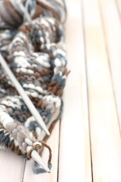 木製の背景上のスポークと編み物 — ストック写真