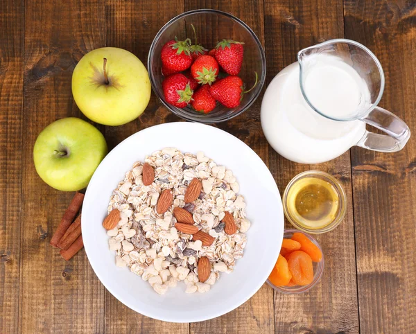 Cereais saudáveis com leite e frutas na mesa de madeira — Fotografia de Stock