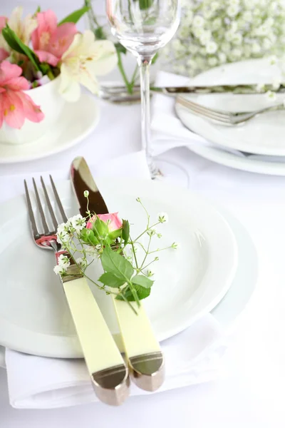 春の花とテーブル設定をクローズ アップ — ストック写真