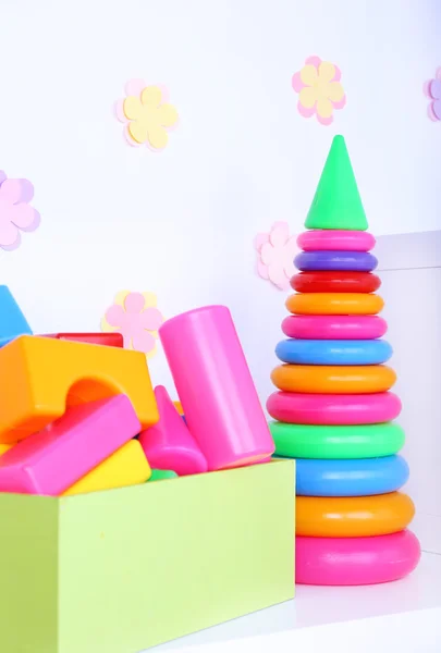 Bunte Plastikspielzeuge auf dekorativen — Stockfoto