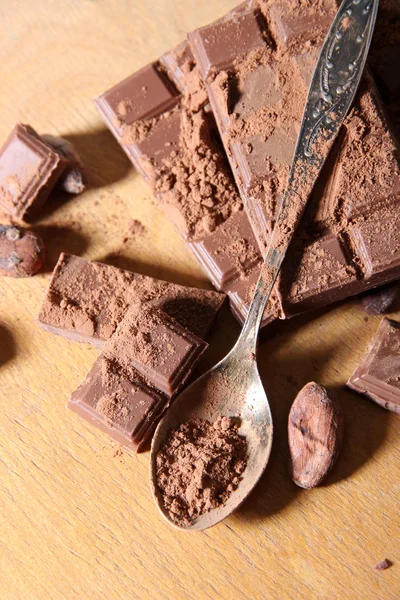 Toz kakao ve çikolata rengi ahşap zemin üzerinde — Stok fotoğraf