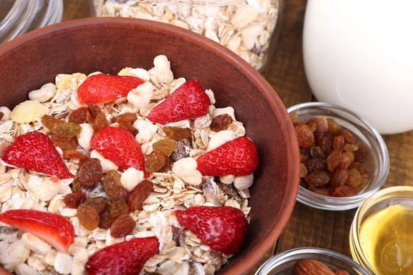 Cereales saludables con leche y fresa en mesa de madera — Foto de Stock