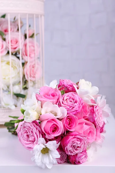Krásné svatební Zátiší s kyticí na šedou stěnu pozadí — Stock fotografie
