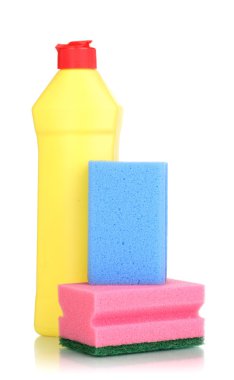 bulaşık deterjanı ve üzerinde beyaz izole süngerler