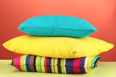 kırmızı zemin üzerine yastıklar