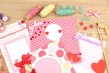 güzel el posta kartları ve scrapbooking elemanları, ahşap masa yapımı