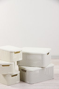 Şeyler kat Oda arka plan üzerinde depolamak için plastik sepetler