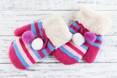 ahşap zemin çizgili eldivenler