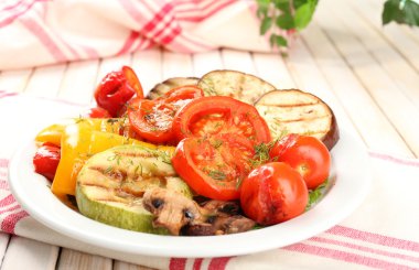 plaka üzerinde tablo yakın çekim lezzetli ızgara sebze