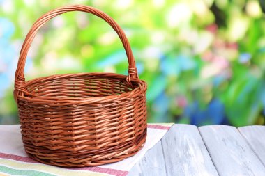 Boş sepet parlak zemin üzerine ahşap tablo