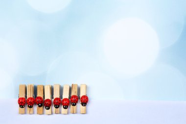 renkli ahşap pimleri ve kağıt ile arka plan