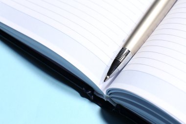 Açık kitap kalem, yakın çekim