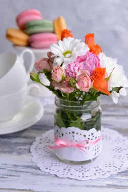 güzel jar tabloda gri arka plan üzerinde parlak çiçekler buket