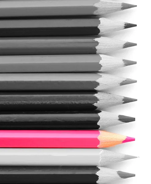 Konzept der Individualität. Ein heller Farbstift unter grauen Bleistiften — Stockfoto
