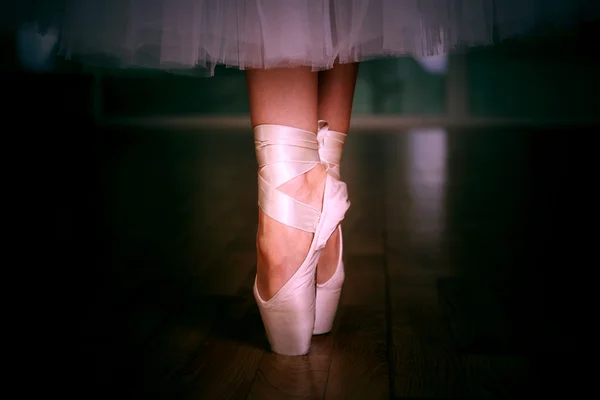 Ballerinas Beine in Spitzen — Stockfoto