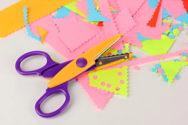 Tijeras coloridas en zigzag con papel de color aislado en blanco —  Fotos de Stock