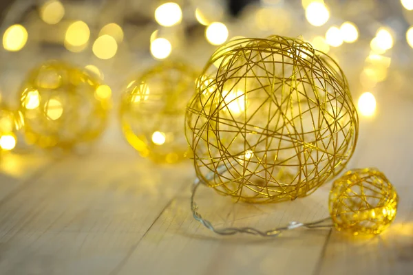 Bolas decorativas de Natal e guirlanda, em fundo de madeira — Fotografia de Stock