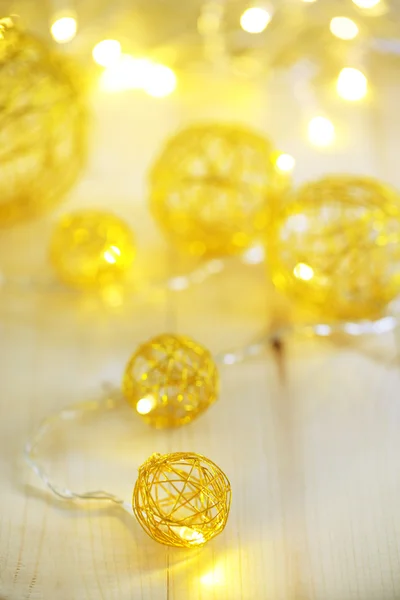 Boules décoratives de Noël et guirlande, sur fond en bois — Photo