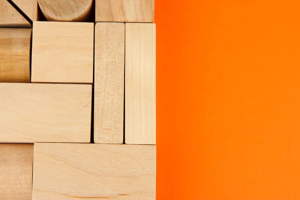 Bloques de juguete de madera sobre fondo naranja — Foto de Stock