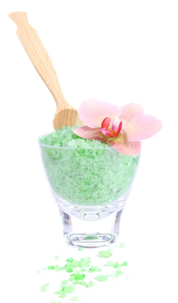 Kolor morze soli w szklanej miski i orchidea kwiat, na białym tle — Zdjęcie stockowe