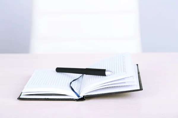 Lieu de travail vide dans le bureau sur fond gris — Photo