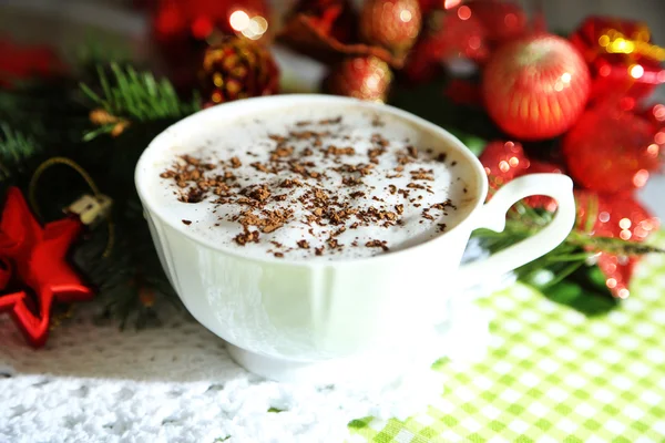 Chocolate quente com creme na caneca de cor, no guardanapo, no fundo de decorações de Natal — Fotografia de Stock