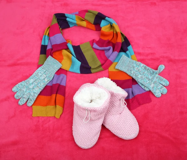Χειμώνα κασκόλ, γάντια και κάλτσες, σε φόντο χρώμα — Φωτογραφία Αρχείου