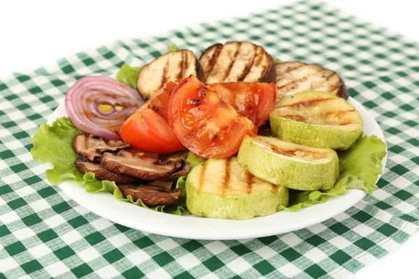 Délicieux légumes grillés dans une assiette sur table close-up — Photo