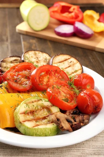 Läckra grillade grönsaker på tallriken på bordet närbild — Stockfoto