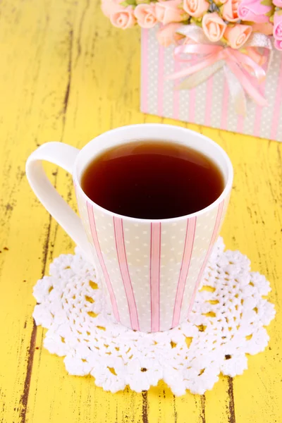 Té fragante con flores en la mesa de madera de cerca — Foto de Stock