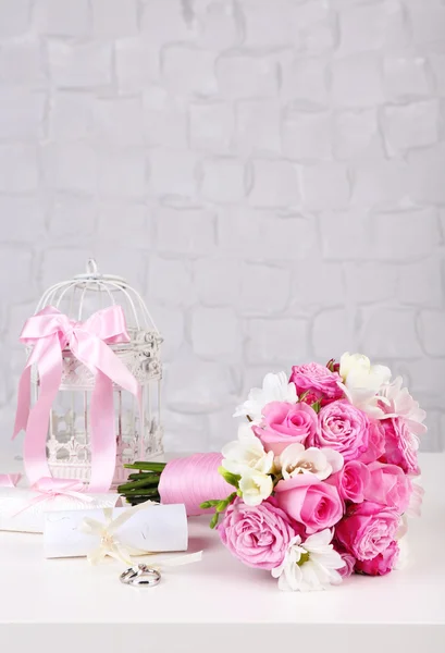 Beautiful wedding still life with bouquet on grey wall background — Stock Photo, Image