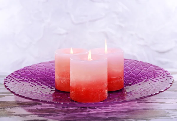회색 배경에 테이블에 아름 다운 촛불 — 스톡 사진