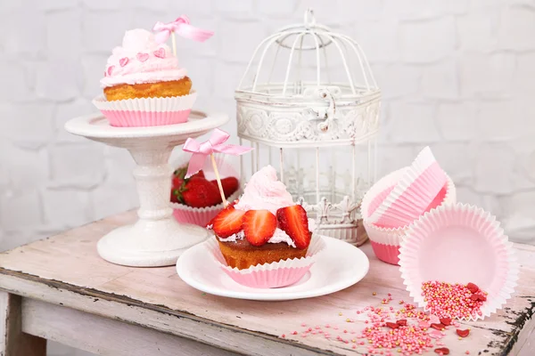 Gâteaux savoureux avec crème sur table en bois — Photo