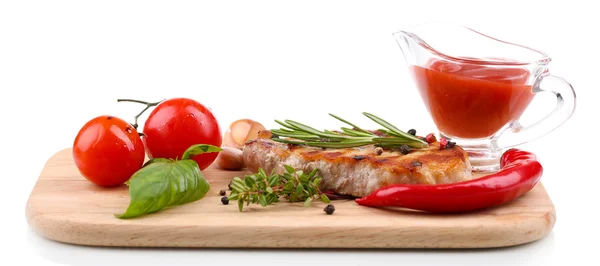 Baharat, ot ve sebzeler üzerinde beyaz izole ahşap tahta üzerinde ızgara biftek — Stok fotoğraf