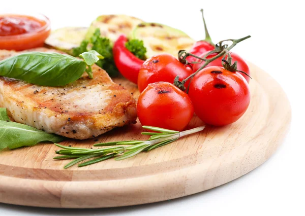 Filete a la parrilla con especias, hierbas y verduras sobre tabla de madera, aislado en blanco —  Fotos de Stock