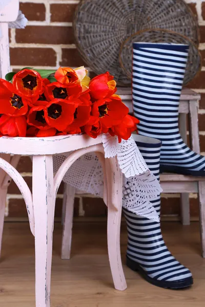 Kytice barevné tulipány na židli, na domácí interiér pozadí — Stock fotografie