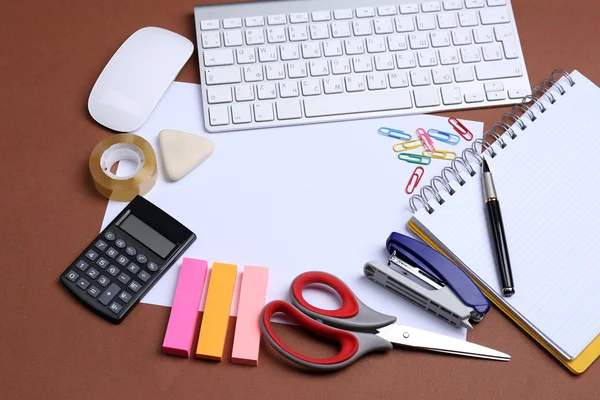 Office bord med brevpapper tillbehör, tangentbord och papper, närbild — Stockfoto