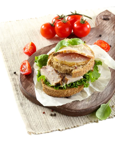Вкусные бутерброды с встречей изолированы на белом — стоковое фото
