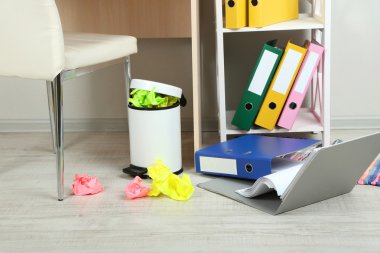 office arka plan üzerinde çöp kutusu
